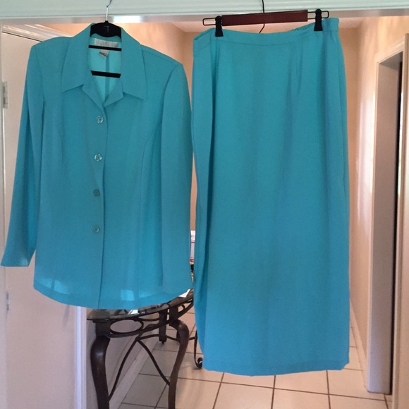Beautiful teal blue suit. Back split. Excel cond!