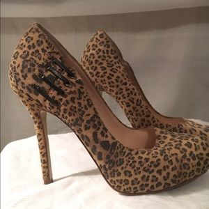 Boutique 9 cheetah pumps