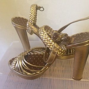 Moschino gold plattforms