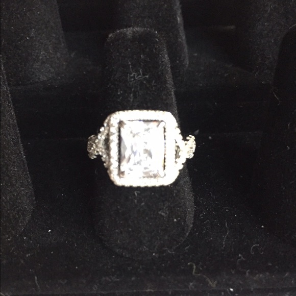2ct CZ and Silver Ring. - Picture 2 of 2