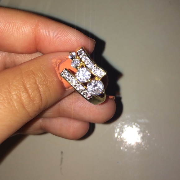 8karat gold ring, cubic zirconia diamonds