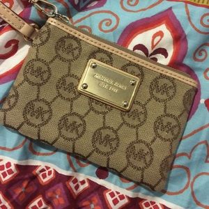 Michael Kors wristlet 👑