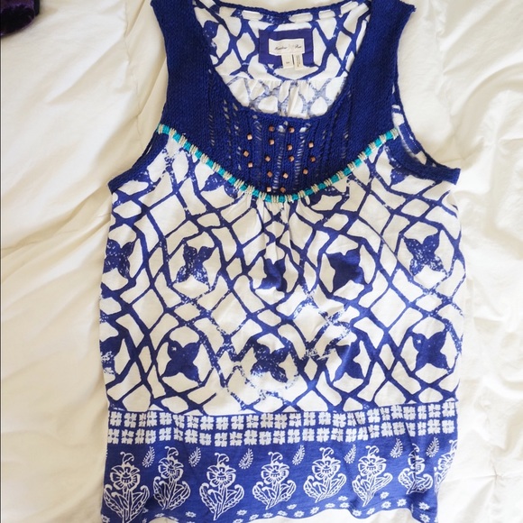 Patterned shirt with embroidered collar