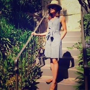 Sleeveless belted chambray dress
