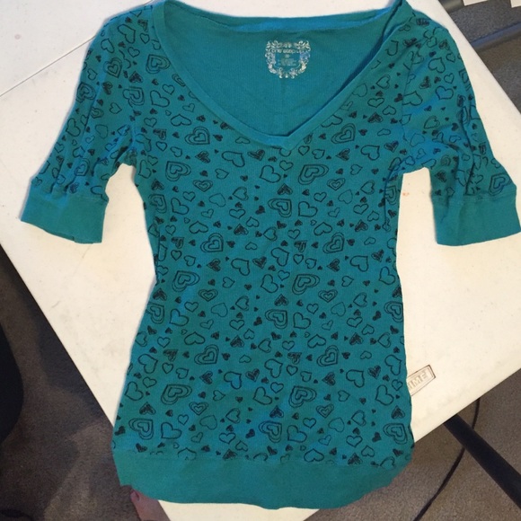 Green 3/4 length shirt with black hearts