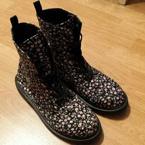 Flowered 7 hole boots man made like Docs Charles A