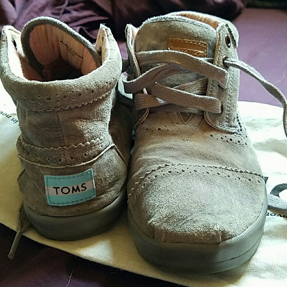 Grey suede boot TOMS