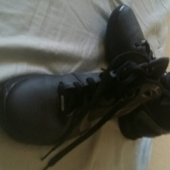 Basketball shoes