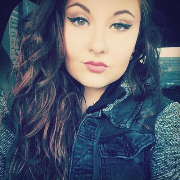 Meet your Posher, Madison - Picture 2 of 4