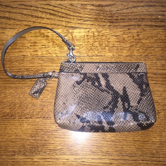 Coach wristlet !!!