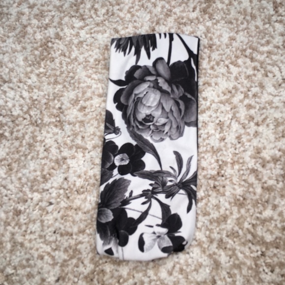 Black and white flower headband