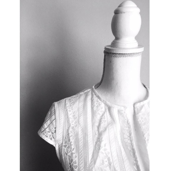 🆕 NWOT Banana Republic Lace top with Satin Tie