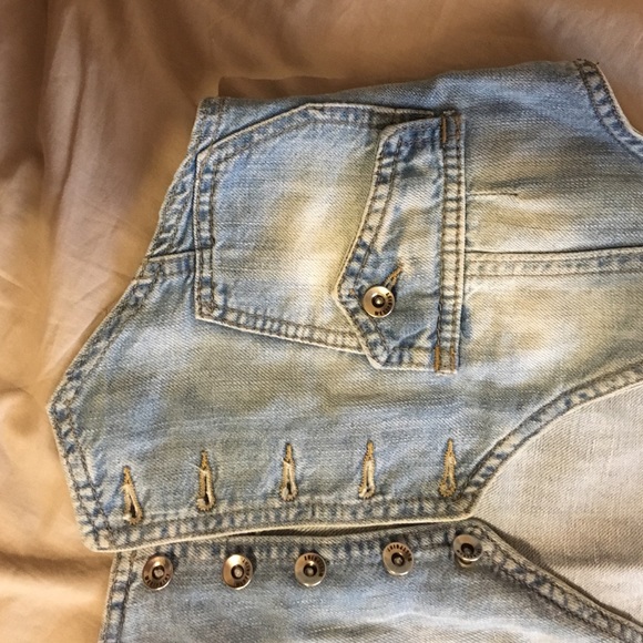 Vest - Picture 2 of 4