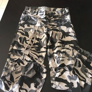 Better Bodies camouflage cargo pants w/drawstrings