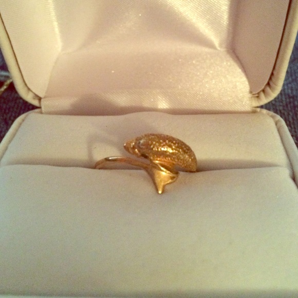 Dolphin ring w/ emerald eyes