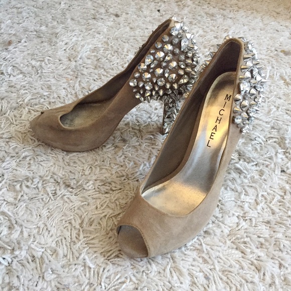 Spiked peep toe pumps