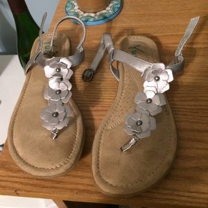 Sandals with flower straps