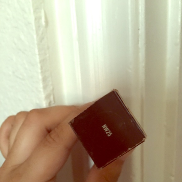 NW 25 Mac concealer