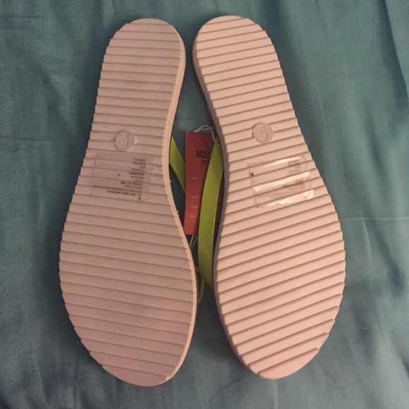 Neon lime green flip flops ! Perfect forsummer!!🏝 - Picture 2 of 3