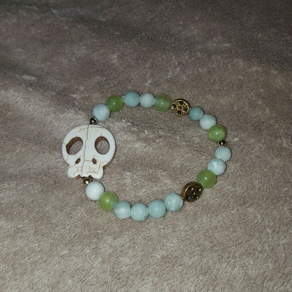 Skull stone and metal bead bracelet