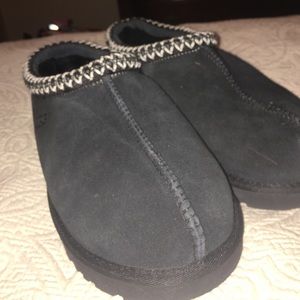 NWOT Ugg black Tasman slippers
