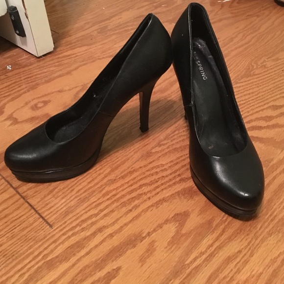 Black pumps