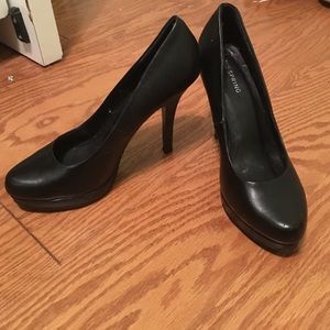 Black pumps