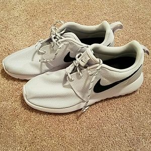 Nike Womens Roche Run size 10 never worn