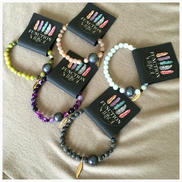 Sale! Gemstone and Pearl Stretch Bracelet! ❤️ - Picture 2 of 3