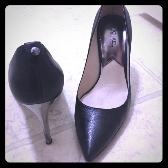 Michael Kors black pumps