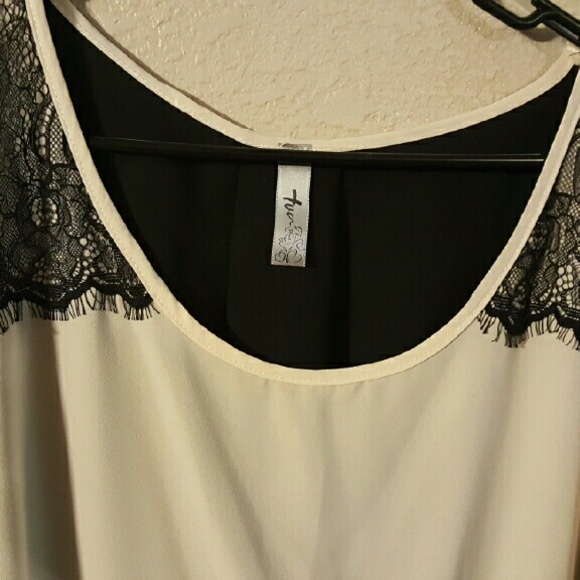 Off-white/light tan and black 3/4 sleeve top. - Picture 2 of 2