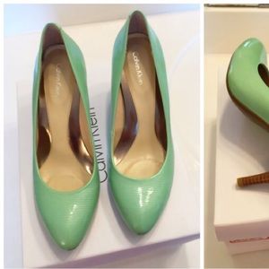 Calvin Klein green pumps