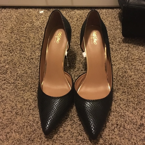 Black pump heel