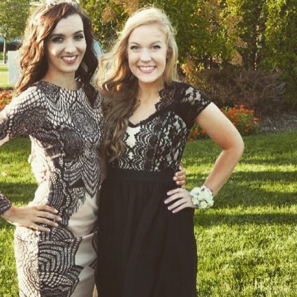 Elise Ryan Skater Dress Plunge Scallop Lace Bodice - Picture 4 of 4