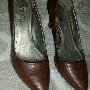 Like new Kenneth Cole Reaction brown pumps