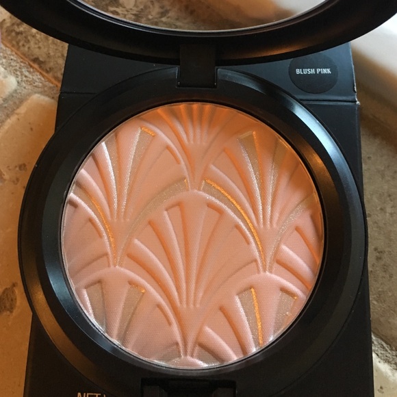 MAC Philip Treacy edition Highlighting powder - Picture 2 of 3