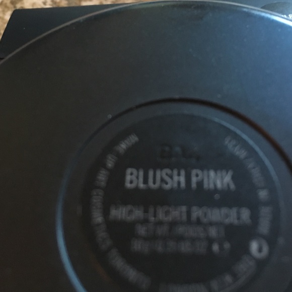 MAC Philip Treacy edition Highlighting powder - Picture 3 of 3