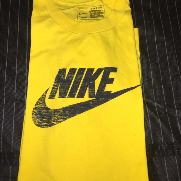 Nike T-Shirt. Size-Large.