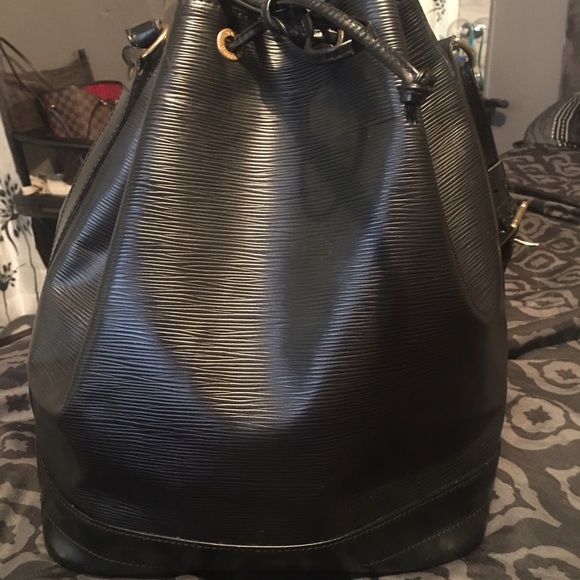 LV Black Epi Leather Noe Shoulder Bag *AUTH*