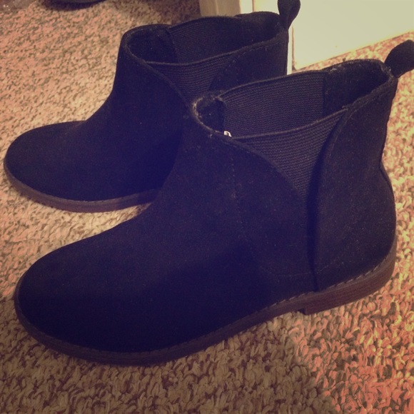 Used kid size 2 booties