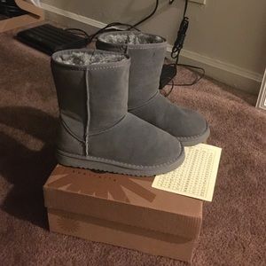 A pair of gray Ugg's 💋🤘🏽💪🏾