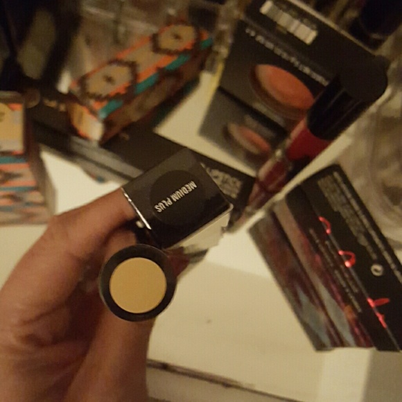 SOLD Authentic mac highlighter - Picture 2 of 4