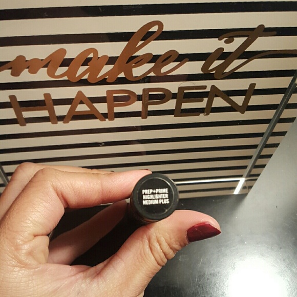 SOLD Authentic mac highlighter - Picture 4 of 4