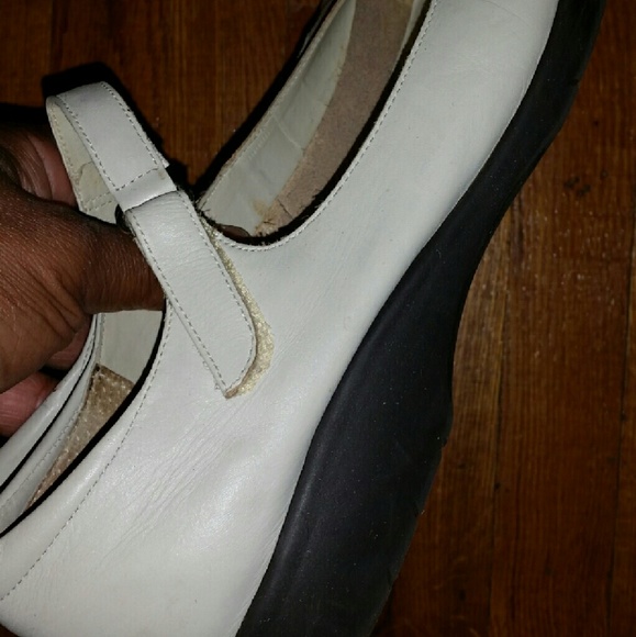 Shoe's - Picture 2 of 4