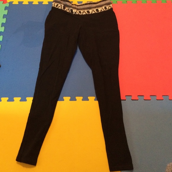 Leggings with black and white design on waistband