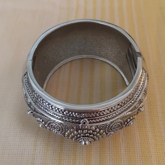 💥Fashion statement bangle💥 - Picture 3 of 3