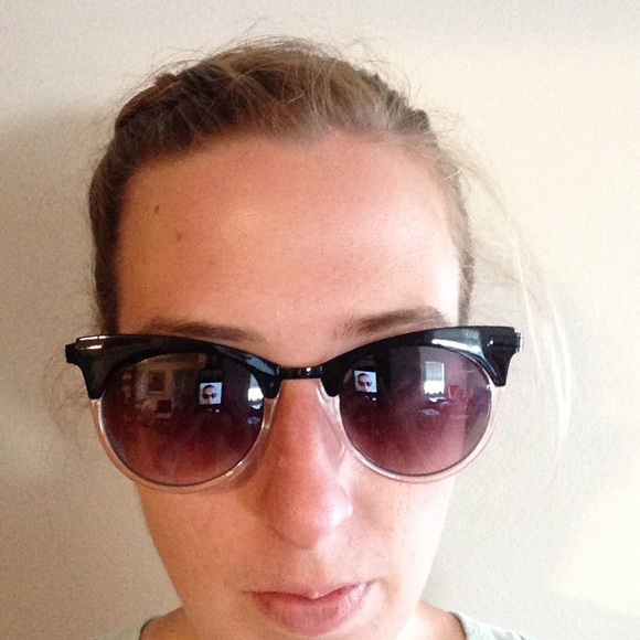 Betsey Johnson Retro Sunglasses - Picture 3 of 3