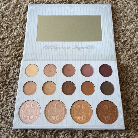 Carli Bybel Eyeshadow & highlight palette