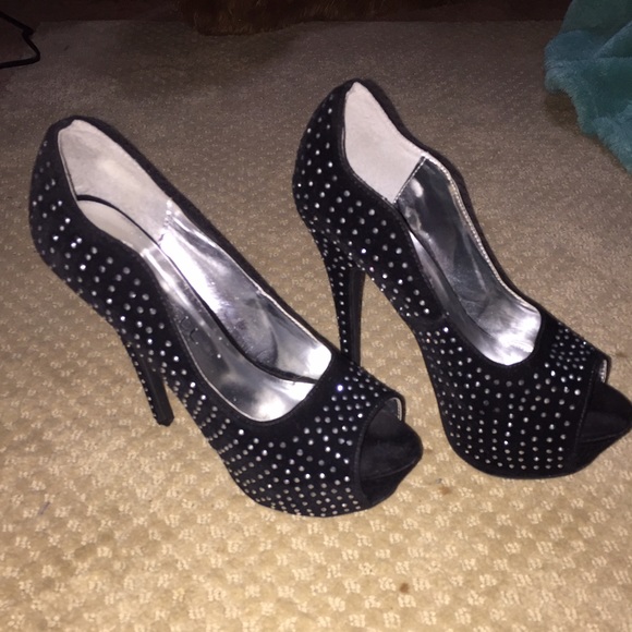 Black Pumps - Picture 2 of 3