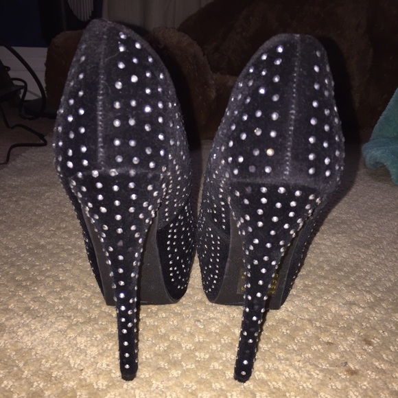 Black Pumps - Picture 3 of 3